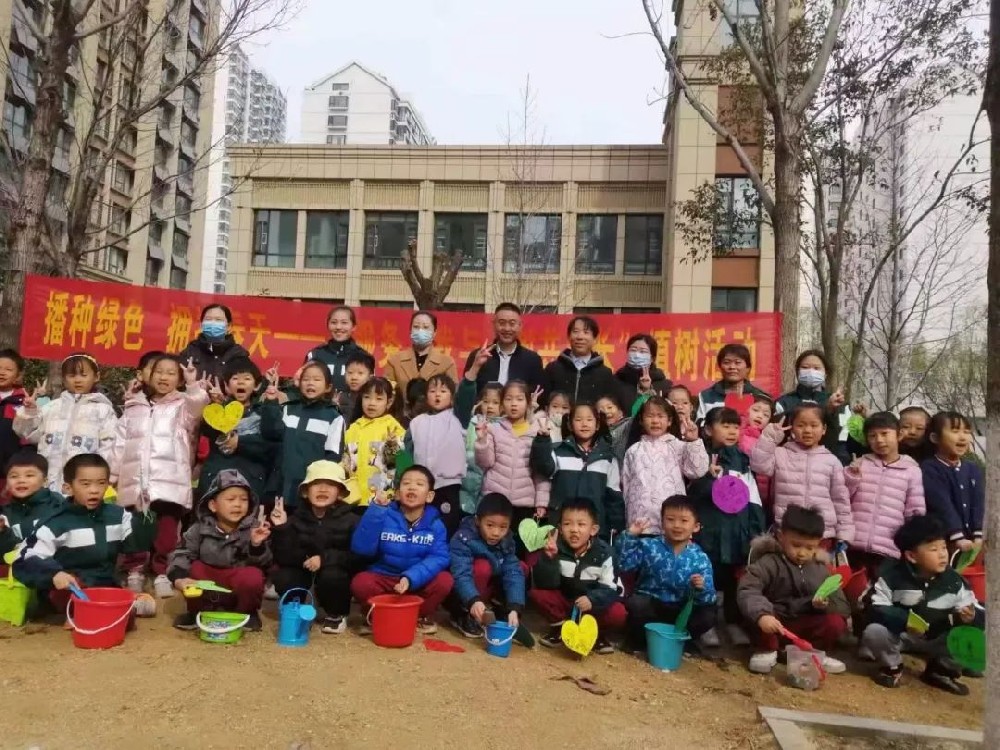 裕升華庭丨“我與小(xiǎo)樹(shù)共成長(cháng)”瑞通(tōng)物(wù)業(yè)&裕升華庭幼兒(ér)園植樹(shù)活動圓滿舉行(xíng)！