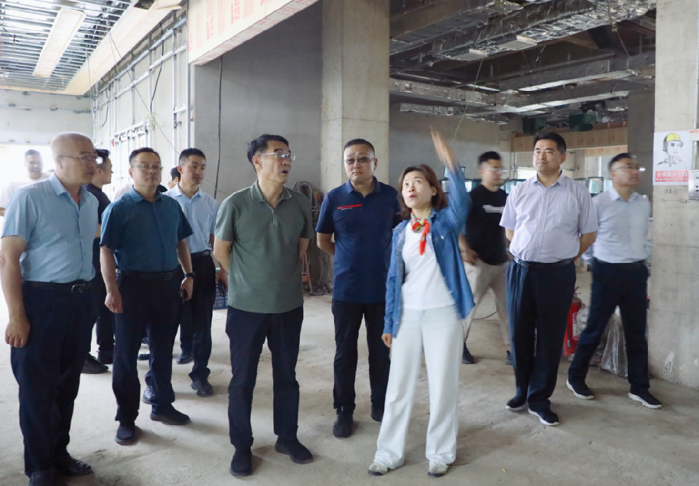 日(rì)照(zhào)經開(kāi)區(qū)領導盧東(dōng)磊一(yī)行(xíng)到(dào)利群大(dà)唐購(gòu)物(wù)中心調研工(gōng)作(zuò)