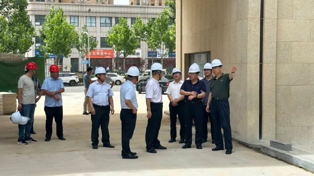 滕厚軍一(yī)行(xíng)到(dào)裕升紫悅府項目調研指導工(gōng)作(zuò)
